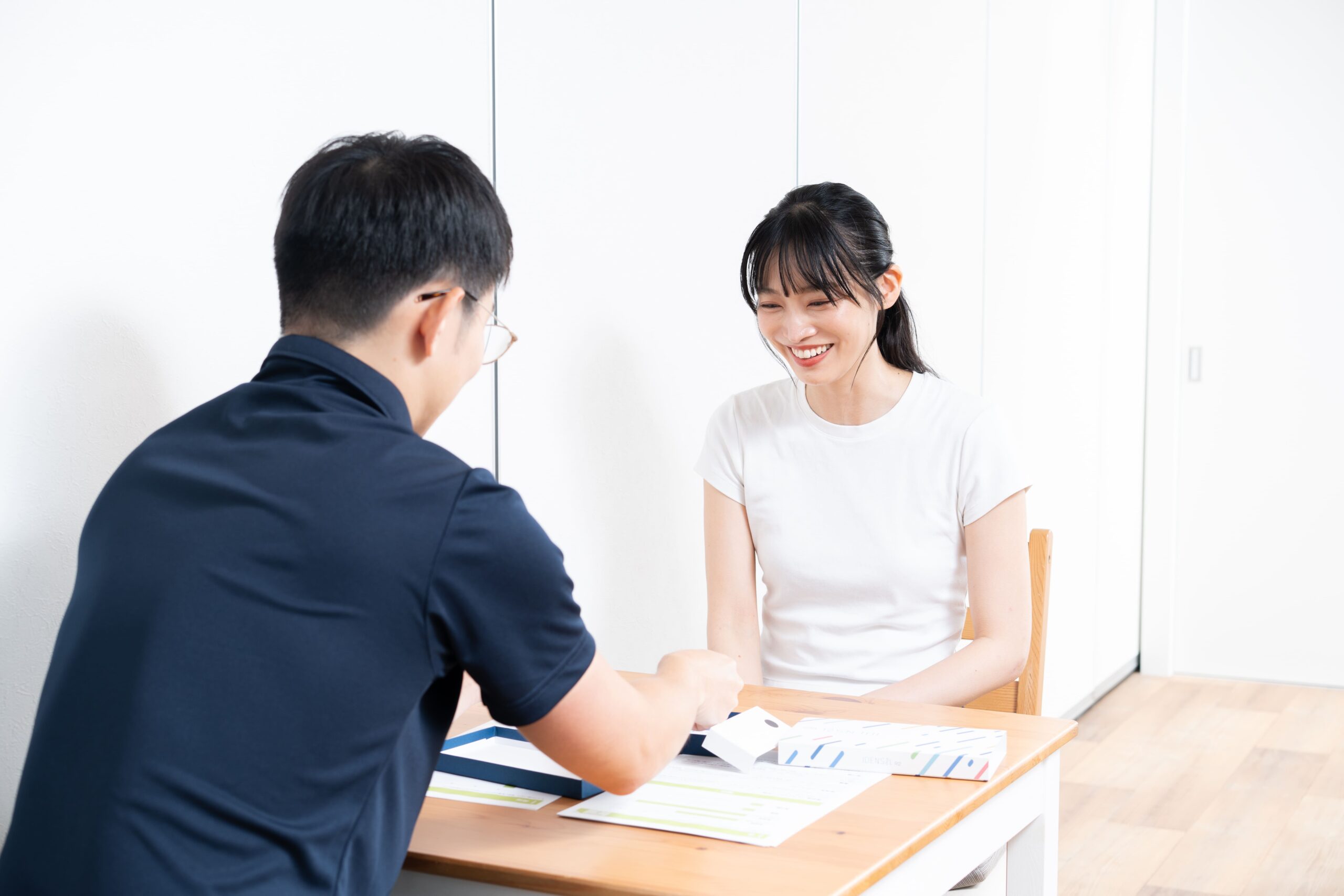 遺伝子検査結果をトレーナーが説明する様子
