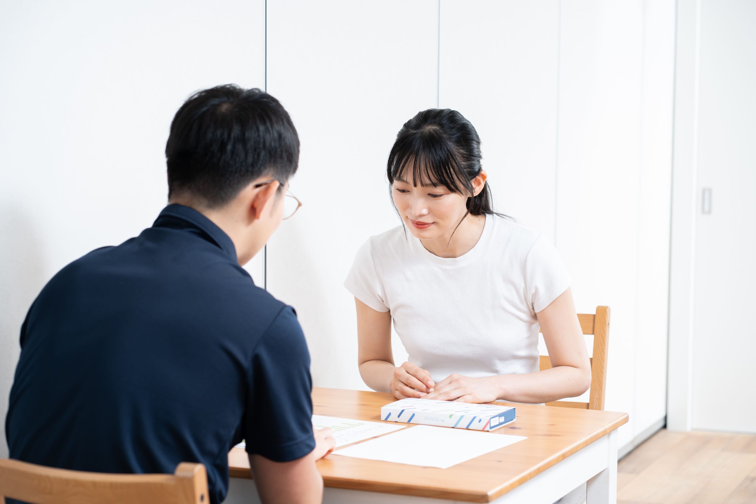 トレーナーとお客様がカウンセリングをしている様子