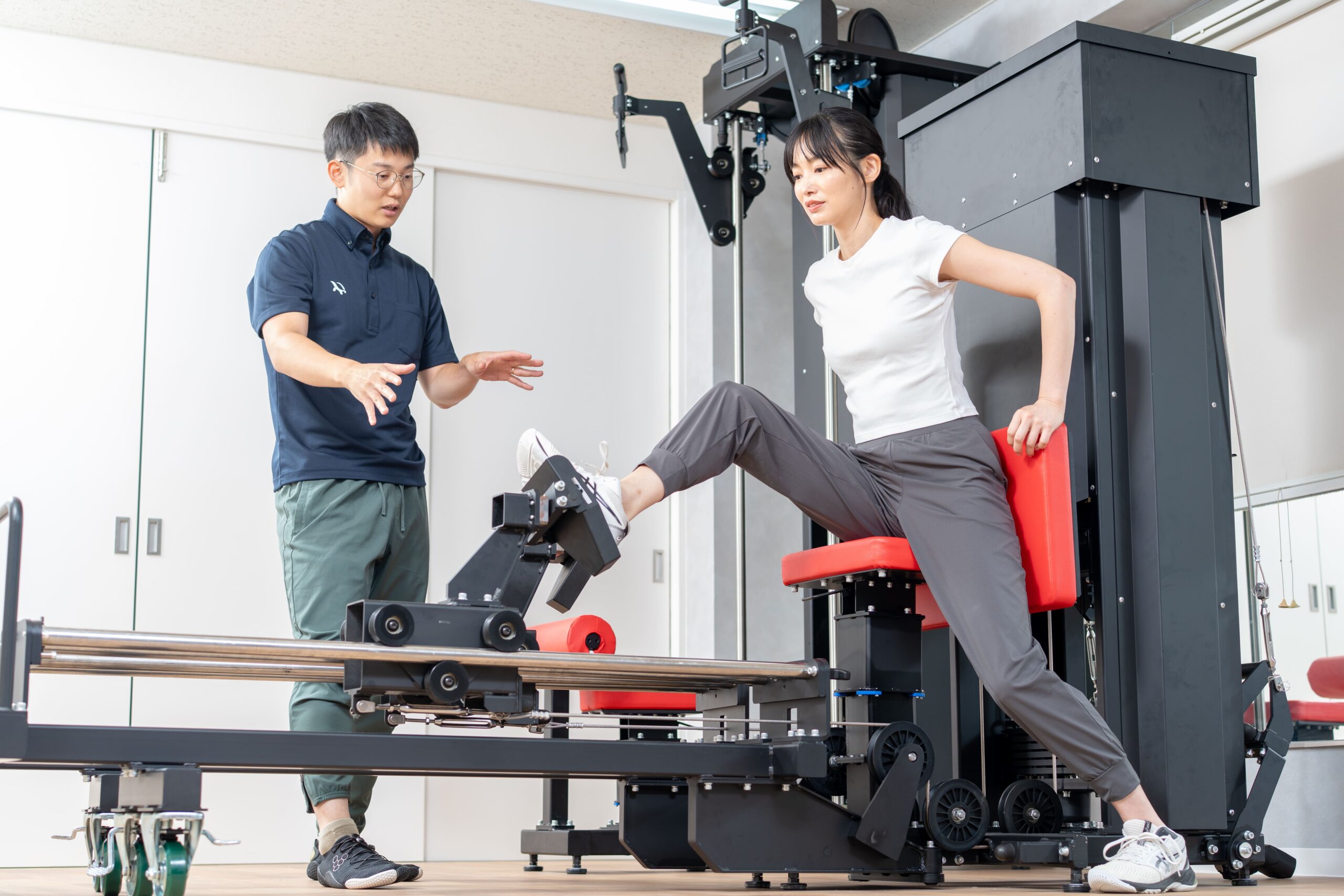トレーナーが初回体験のお客様に動きを確認している様子